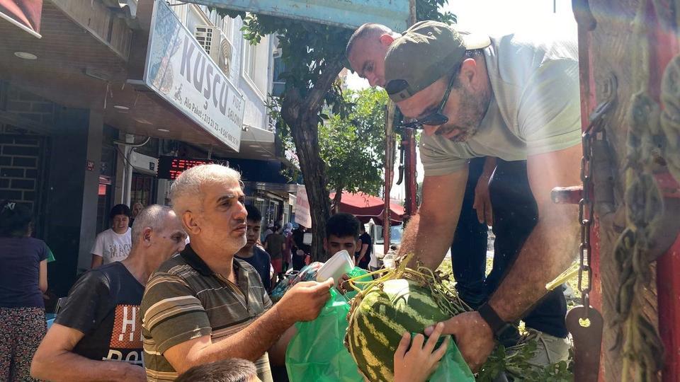 AYDIN'DA KARPUZ HAYRINA VATANDAŞLAR YOĞUN İLGİ GÖSTERDİ BİR KAMYON KARPUZU ÜCRETSİZ DAĞITTILAR