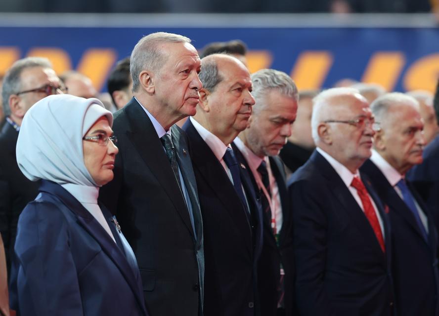CUMHURBAŞKANI ERDOĞAN, AK PARTİ 8'İNCİ OLAĞAN BÜYÜK KONGRESİ'NDE KONUŞTU CUMHURBAŞKANI ERDOĞAN: "İMTİYAZLARINI KAYBETMEK İSTEMEYENLER ESKİ VESAYETÇİ SÖYLEMLERLE SİYASETE VE HÜKÜMETE AYAR VERMEYE ÇALIŞIYOR" CUMHURBAŞKANI RECEP TAYYİP ERDOĞAN: "ESKİ KÖTÜ ALIŞKANLIKLARINIZDA ISRAR EDERSENİZ, BİZ DE SİZE BUNA GÖRE MUAMELE EDERİZ" "MİLLETİMİZ DE DESTEK VERDİKÇE ÇOK DAHA FAZLASINI YAPACAĞIZ" "ULUSLARARASI YATIRIMLARDA DA TARİHİ BİR ATILIM GERÇEKLEŞTİRDİK" "MERKEZ BANKAMIZIN REZERVLERİ 173 MİLYAR DOLARI AŞARAK CUMHURİYET TARİHİMİZİN EN YÜKSEK SEVİYESİNE ULAŞTI" "EN BÜYÜK KORKUMUZ, KENDİ STATÜKOMUZA TESLİM OLMAKTIR" "REKABETÇİ ÜRETİM YAPISINI TESİS EDECEĞİZ" "HAYAT PAHALILIĞININ BAŞLICA SEBEPLERİNDEN BİRİ OLAN KİRA VE KONUT FİYATLARINI DENGEYE GETİRECEĞİZ" "ERİŞİLEBİLİR VE KALİTELİ SAĞLIK HİZMETLERİNİ DAHA DA GELİŞTİRECEĞİZ"