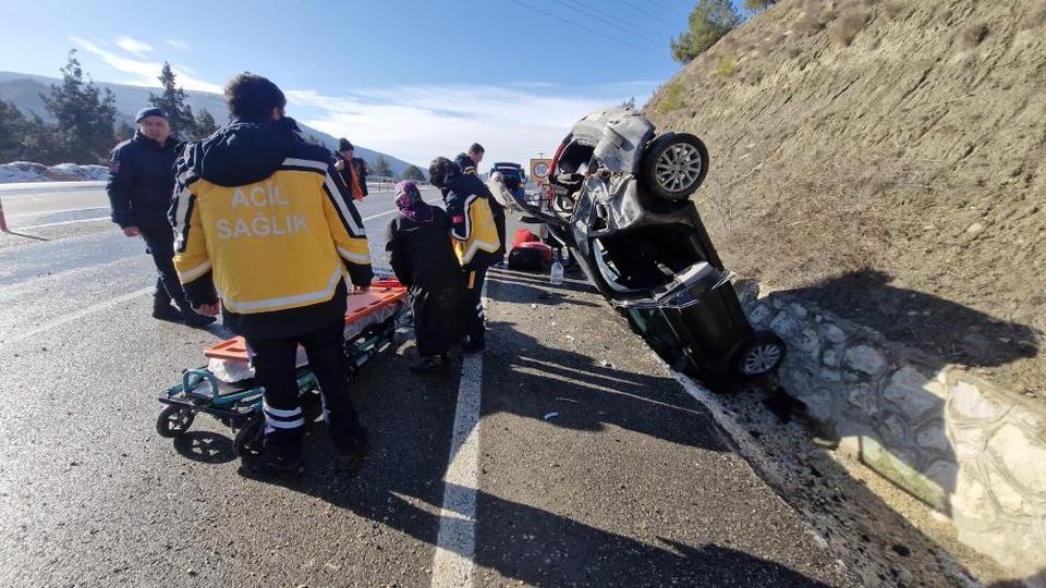 Otomobil takla atarak ters döndü: 4 yaralı