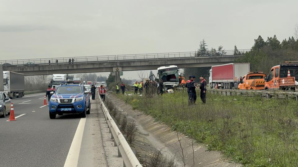 TIRLA ÇARPIŞAN OTOBÜS REFÜJE ÇIKTI: 1'İ AĞIR 15 YARALI