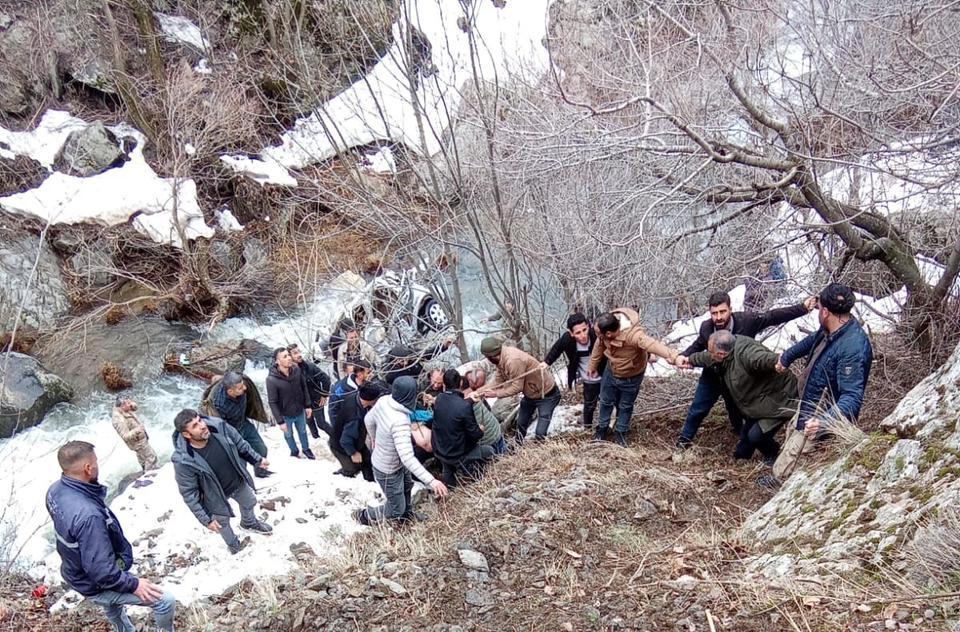 Otomobil uçuruma yuvarlandı: 3 ölü, 5 ağır yaralı