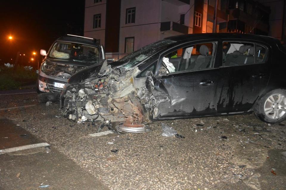 Hafif ticari araç ile otomobil kafa kafaya çarpıştı: 1 ölü, 4 yaralı