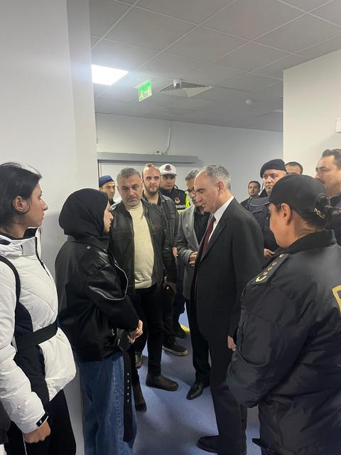 Vali Özkan yaralı polis memuru Hatice Ünal’ı hastanede ziyaret etti