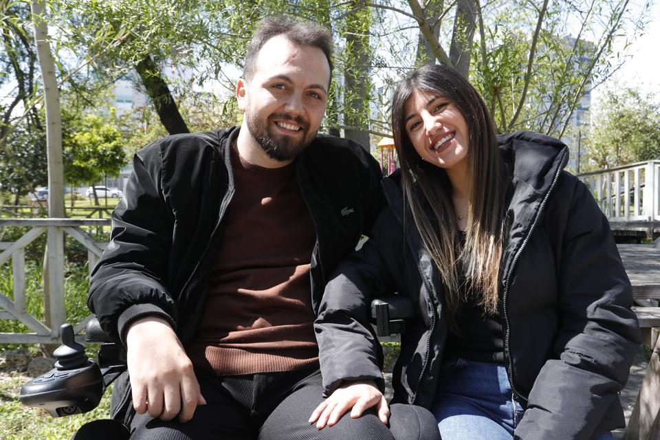 OKUL YILLARINA DAYANAN ARKADAŞLIKLARI ENGEL TANIMAYAN AŞKA DÖNÜŞTÜ TRAFİK KAZASI SONRASI TEKERLEKLİ SANDALYEYE MAHKUM KALDI HAYATA KÜSMEDİ, SEVDİĞİ KADINLA EVLENDİ "AŞK ENGEL TANIMAZ" SÖZÜNÜN CANLI ÖRNEĞİ OLDULAR "EŞİM GÜZEL, BEN YAKIŞIKLIYIM, HAYAT GÜZEL"