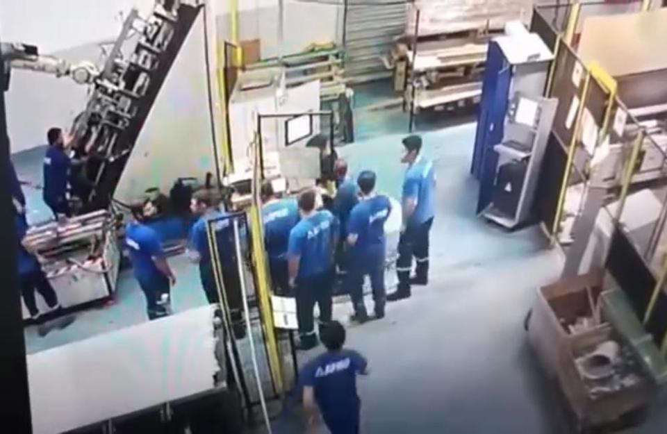 Arızalı makine, işçinin sırtına saplandı