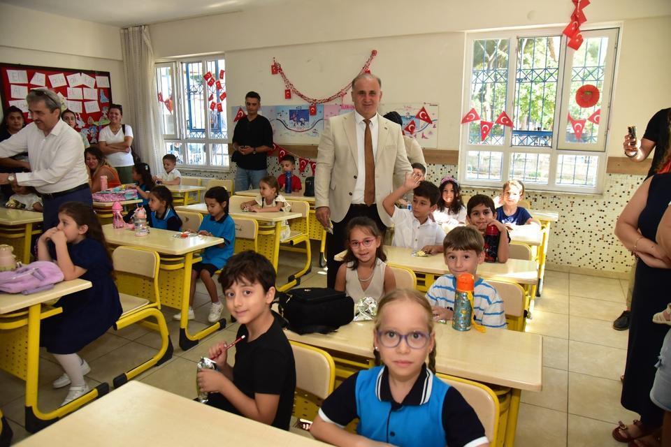 AYDIN'DA MİNİKLER DERS BAŞI YAPTI BAŞKAN KAYA MİNİKLERİN HEYECANLARINA ORTAK OLDU