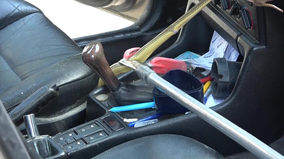 OTOMOBİLİN İÇİNE GİREN 1,5 METRELİK YILANI İTFAİYE ERLERİ YAKALADI