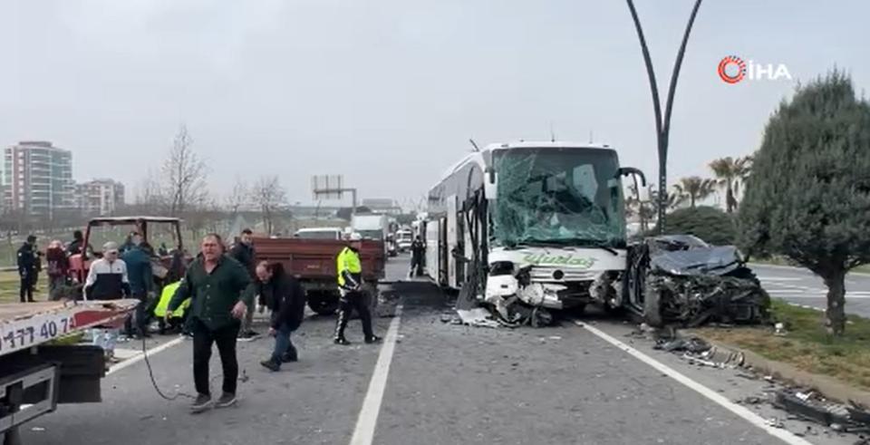 Yolcu otobüsü, otomobil ve traktör çarpıştı: 5 yaralı