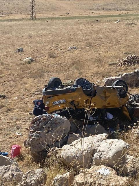 Otomobil şarampole devrildi: 1 ölü, 2 yaralı