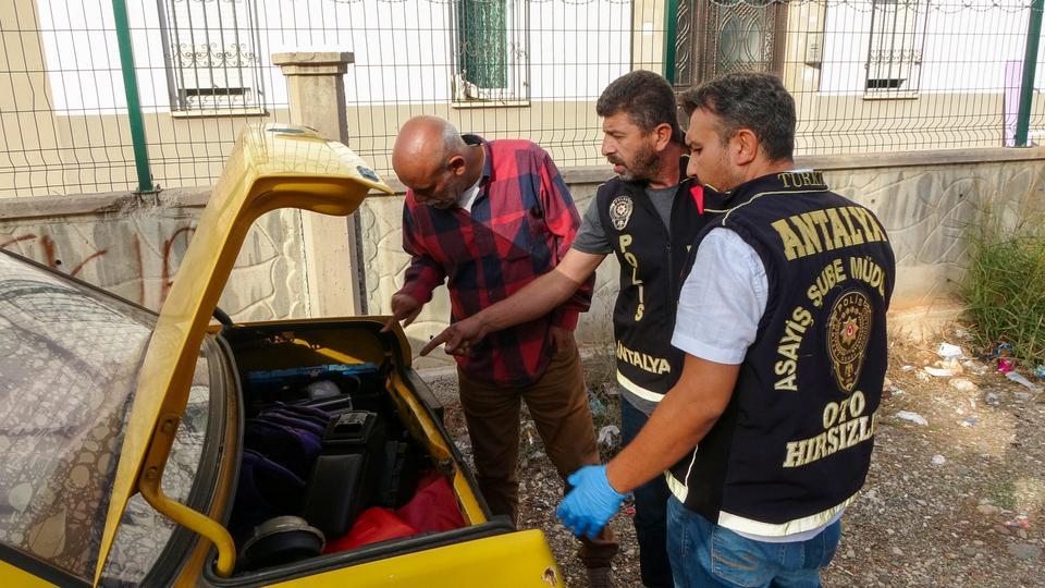 ÇALINAN ARABASINDA HIRSIZIN BIRAKTIĞI SÜRPRİZİ GÖRÜNCE KAHKAHAYA BOĞULDU HIRSIZ GİTMEDEN ÖNCE ÇALDIĞI OTOMOBİLİN DİREKSİYON ÜZERİNE AYICIK BIRAKTI