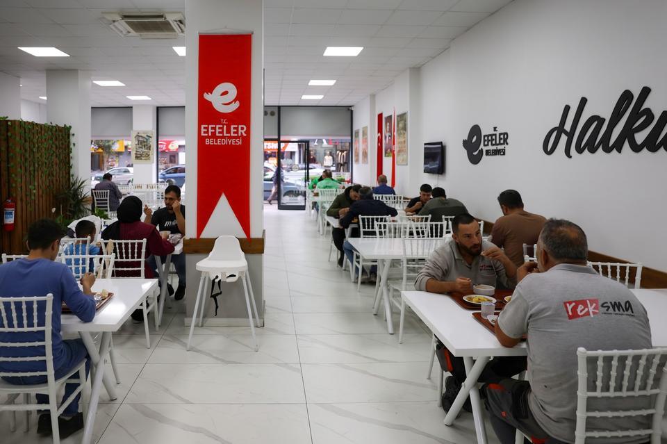 Efeler’in halk sofrası misafirlerini ağırlamaya devam ediyor