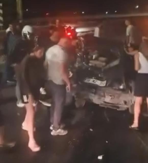 Astsubayları taşıyan otomobil bariyerlere çarptı