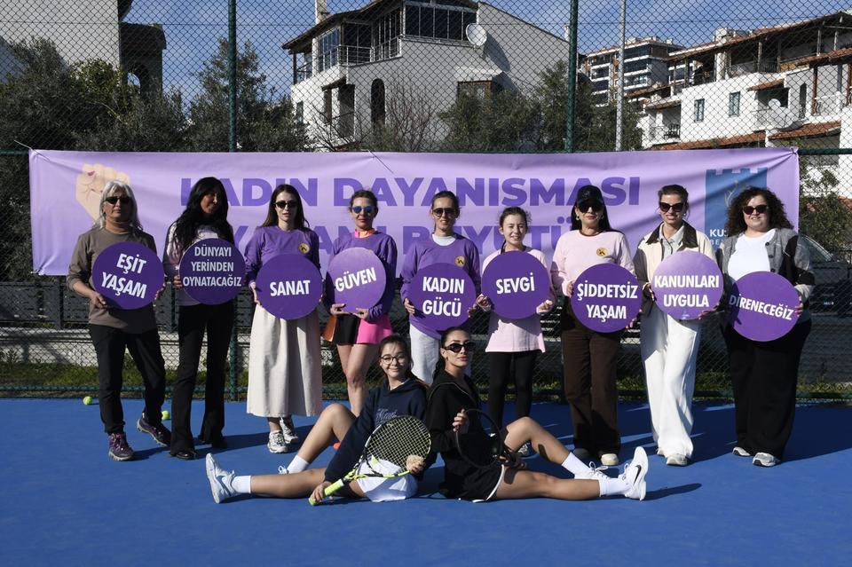 Kuşadası'nda kadınlar tenis maçıyla mesaj verdi