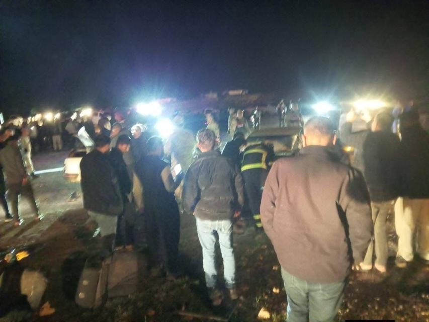 İki otomobil çarpıştı: 1 ölü, 8 yaralı