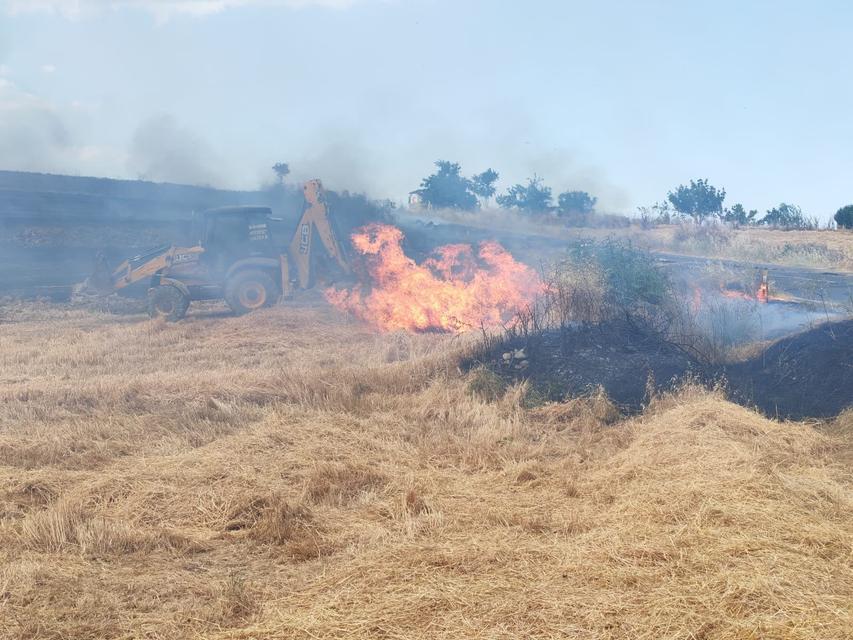 Traktörden sıçrayan kıvılcım tarlayı yaktı