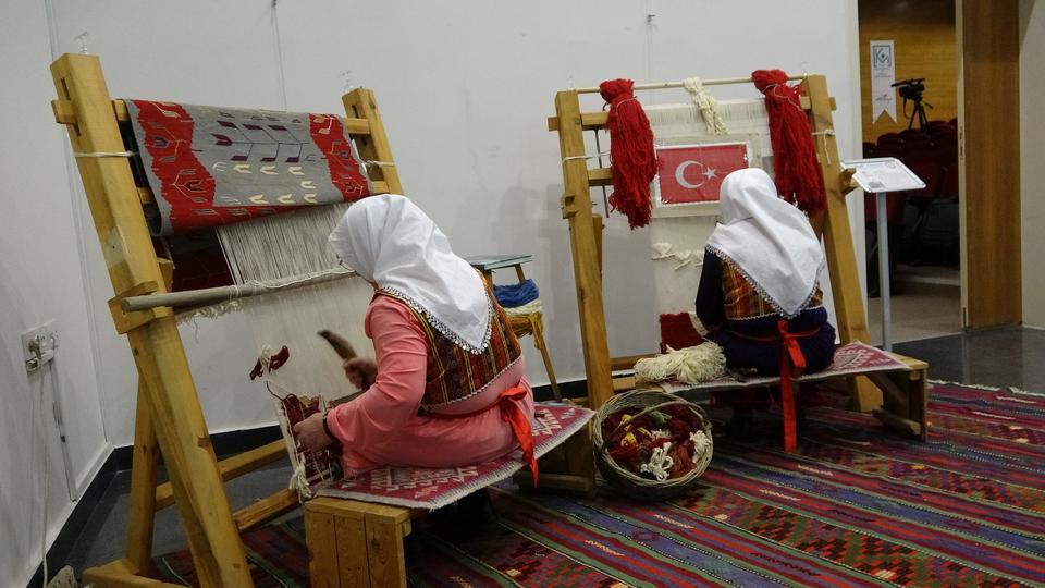 UŞAK'TA "TÜRK DÜĞÜMLÜ HALILAR ATLASI" PROJESİ SEMİNERİ GERÇEKLEŞTİ