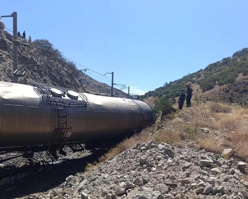 İki yük treni kafa kafaya çarpıştı: 1 yaralı