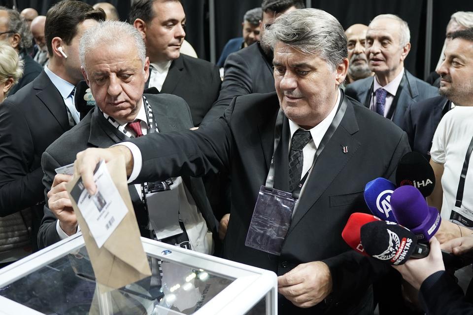 Serdal Adalı oy kullanırken.