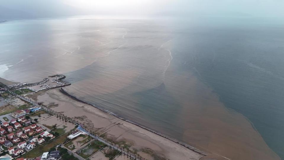 Kuşadası'nda sel suları denizin rengini değiştirdi