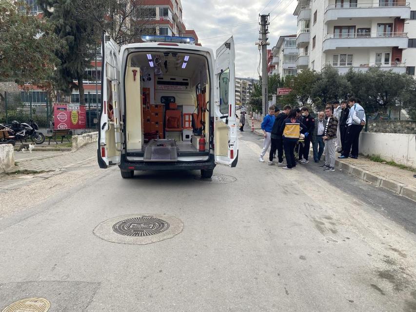 Dengesini kaybedip yola düşen adama kamyon çarptı