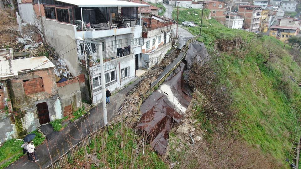 SAĞANAK SONRASI YOL ÇÖKTÜ, MAHALLEYİ ENDİŞE KAPLADI