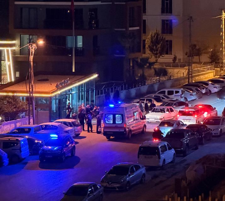 Otomobilin çarpıştığı 2 yaya yaralandı