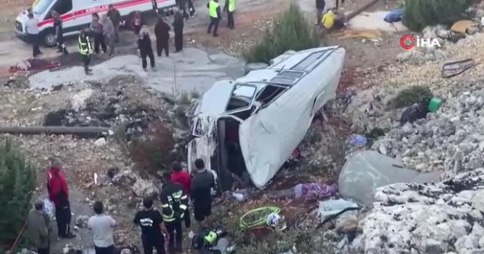 Tarım işçilerini taşıyan minibüs şarampole yuvarlandı: 5 ölü, 10'dan fazla yaralı