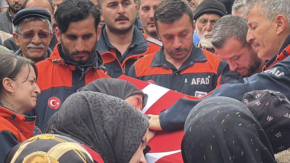 Eşi tabutuna son kez sarıldı, babası namazını kıldırdı