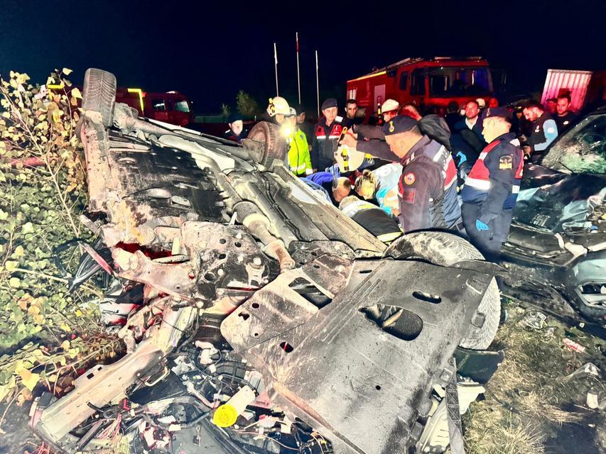 Hatalı sollama zincirleme kazaya neden oldu: 1 ölü, 2 yaralı