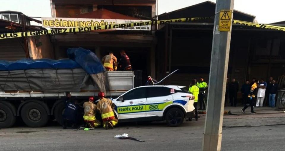 Polis aracı park halindeki tıra çarptı: 1 polis şehit oldu, 1 polis ağır yaralandı