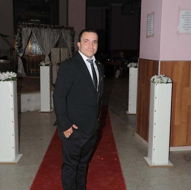 Olay, dün akşam saatlerinde Aydın-Denizli karayolu İsabeyli mevkisinde meydana geldi. Yol kenarında yürüyen bir vatandaş, ağaçlık alanda bir kişinin hareketsiz durduğunu fark etti. Bu kişinin durumu 122 Acil Çağrı Merkezi'ne bildirmesiyle, bölgeye polis ve sağlık ekipleri sevk edildi.