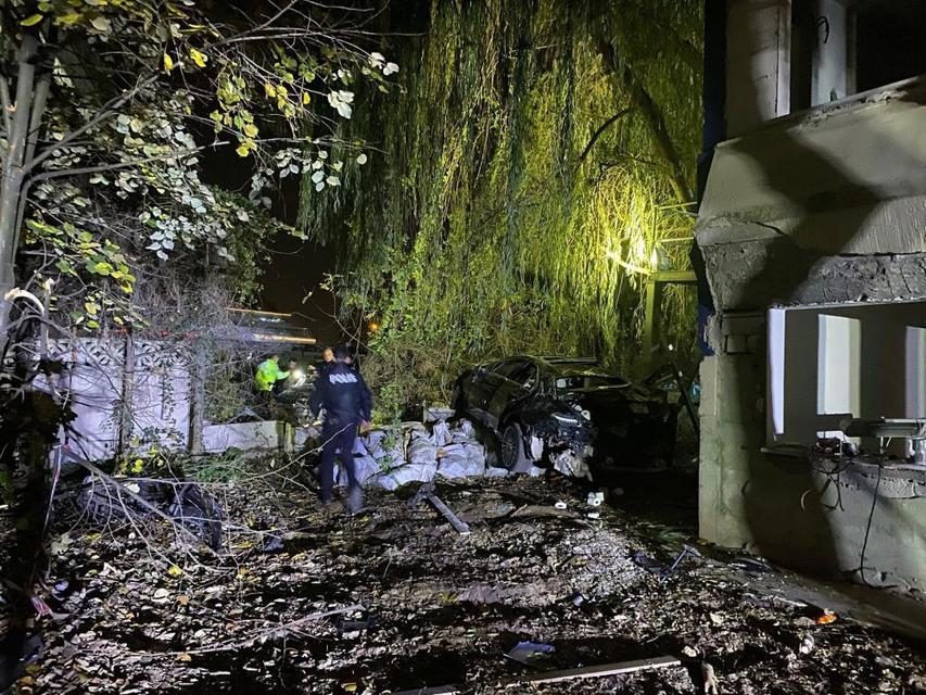 Çarpışan otomobiller bahçeye uçtu: 1 ölü, 4 yaralı