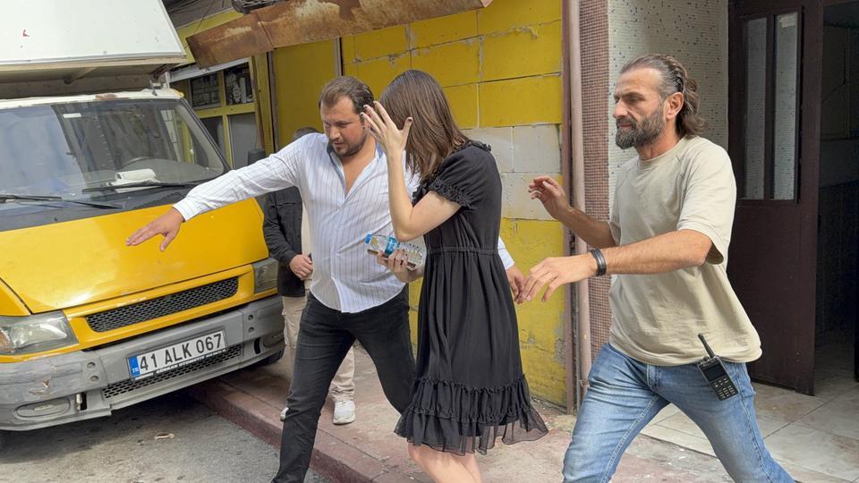 AMERİKALI 22 YAŞINDAKİ KADIN ÇATIYA ÇIKARAK İNTİHARA KALKIŞTI