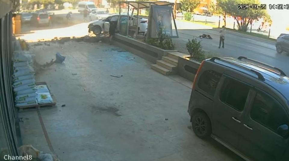 Parçalanan otomobilin direksiyonundan yürüyerek indi