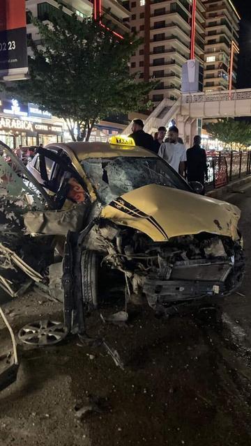 ELAZIĞ'DA OTOMOBİL REFÜJDEKİ BARİYERLERE ÇARPTI: 1 YARALI