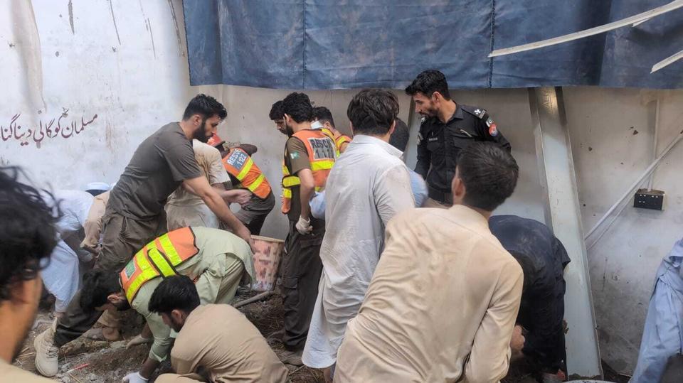 Pakistan'da okulun çatısı çöktü: 29 ölü, 40'tan fazla yaralı