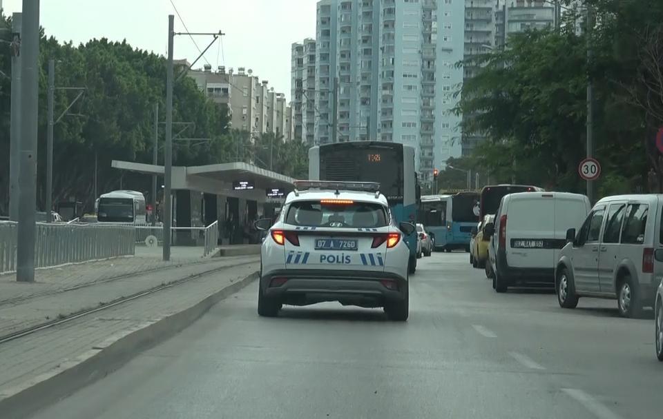 KAYBOLAN AKILLI KOL SAATİNİ GPRS İLE TAKİP EDEN RUS TURİST, POLİS EKİPLERİYLE BASKIN YAPTI SAHİLDE FOTOĞRAF ÇEKERKEN AKILLI KOL SAATİNİ KAYBEDEN RUS TURİST, GPRS BAKINCA ŞOKE OLDU SAATİ VE ALAN KİŞİYİ VERİLEN KONUMDA BULUNDU, KOLUNA SAATİNİ TEKRAR TAKAN RUS TURİST SEVİNCE BOĞULDU RUS TURİST LİLİE BELOVA: "TEŞEKKÜRLER TÜRK POLİSİ" SAATİ ALAN KİŞİ: "ÇOCUKLARA VERİRİM DİYE ALDIM"
