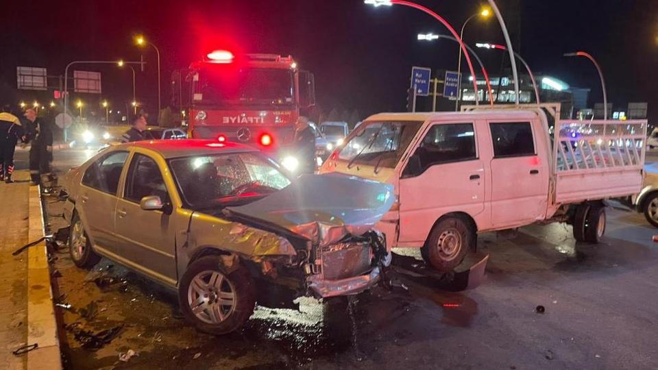 Üç araç kavşakta çarpıştı: 1 yaralı