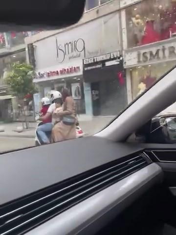 Motosiklette tehlikeli yolculuk