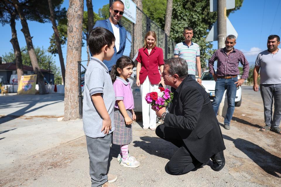 Başkan Yetişkin’den minik öğrencilere ilk gün sürprizi
