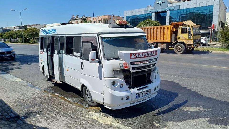 Aydın'da seyir halindeki yolcu minibüsü alev aldı