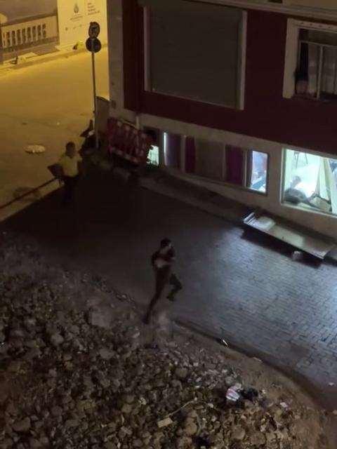 Kahvehanede çıkan tartışma dışarıya taştı: Taşla camı çerçeveyi indirdi