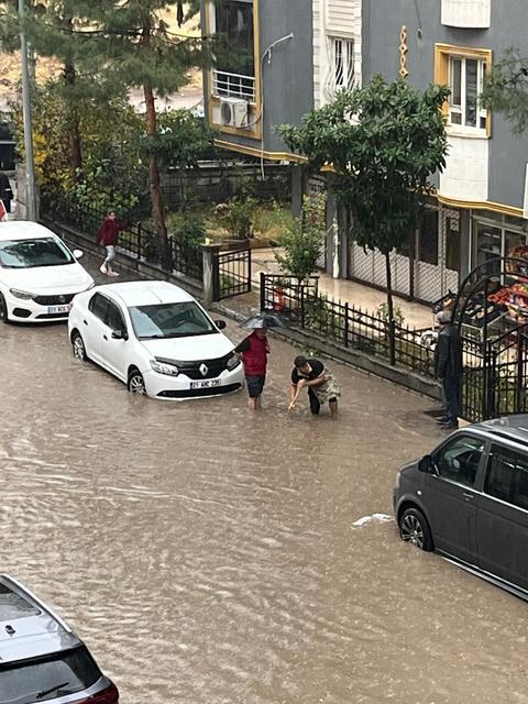 Yağış cadde ve sokakları göle çevirdi