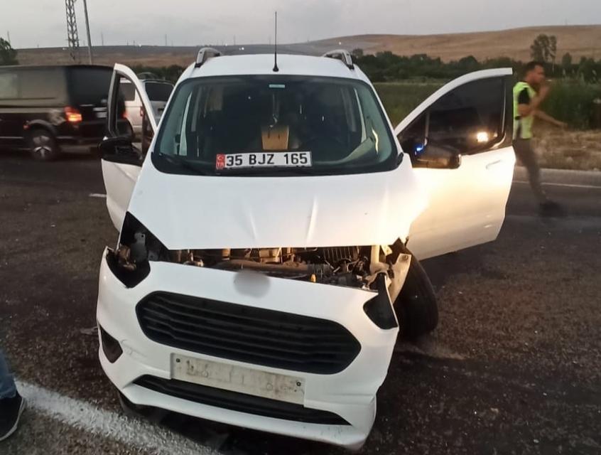 VAN'DA OTOMOBİL İLE KAMYONET ÇARPTI: 6 YARALI