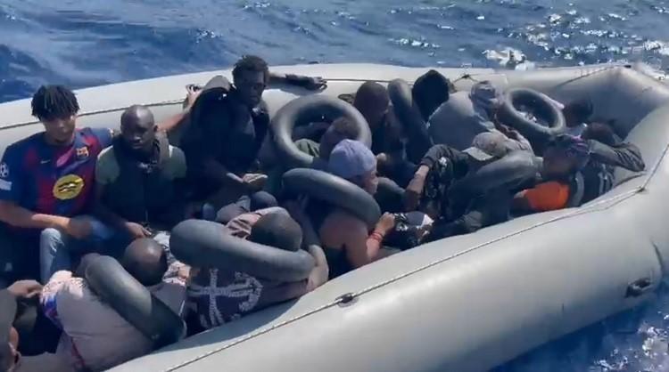 Karada ve denizde 23 göçmen yakalandı