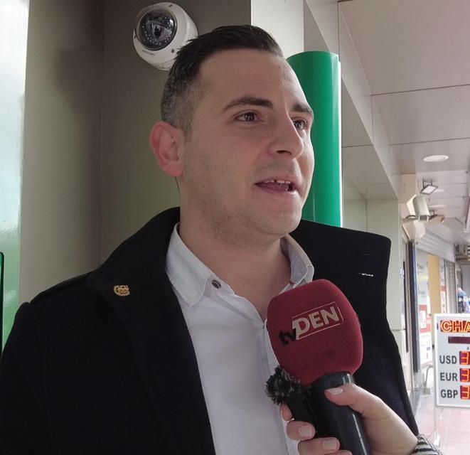 “2016 yılında üniversiteden mezun olduktan sonra doğup büyüdüğüm Kuşadası kendine geldim. İletişim fakültesi mezunuyum, iki ay kadar Kuşadası Belediyesi Basın Birimi’nde staj yaptım. Ömer Günel’i Ömer Günel yapan gerçekten basın ekibiydi. Staj yaptığım dönemde bana bazı sözler ve vaatler verildi. Bu vaadi verenler arasında Kuşadası Belediye Başkan yardımcıları Oğuzhan Turan ve Sefa bey vardı. Ben staj dönemi bittikten sonra bu başkan yardımcılarının odasına gittiğimde ‘Bana bazı vaatleriniz  vardı’ diye hatırlattığımda yapabilecek hiçbir şey olmadıklarını söylediler. Bu şekilde vaat verip sözlerinde durmadıkları için kesinlikle oyumu CHP’ye vermeyeceğim. Zaten Kuşadası’nın çehresine baktığımızda Kuşadası’nda yaşayan vatandaşlara ve gelecek turistlere yapılan herhangi bir yatırım olduğunu görmüyorum. Turizm işiyle uğraşanlara da herhangi bir yardımda asla bulunulmuyor. Başkan adaylarının bütün vaatleri inşaat yapmak, yeşil alanları katletmek. Bunlar bana gerçekten çok komik geliyor. 
Kuşadası’nda İYİ Parti’nin adayı Behçet Alp’in kazanacağını düşünüyorum ama onunda meclis üyesi adaylar beğenmiyorum"