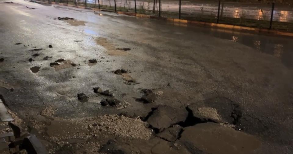Şiddetli yağış sonrası yollar çöktü
