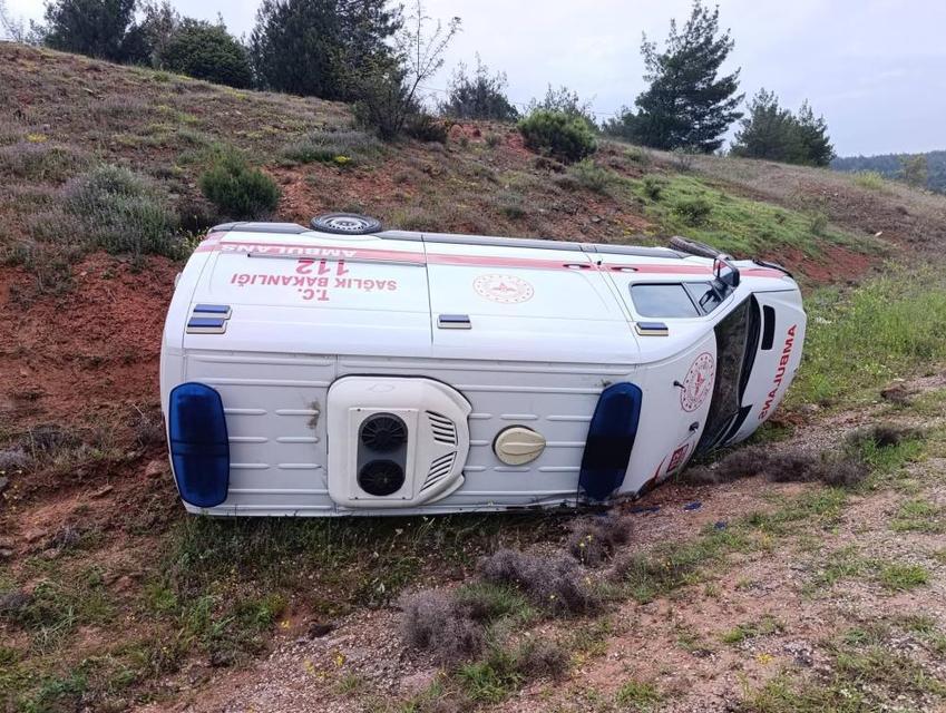Hasta taşıyan ambulans yan yattı