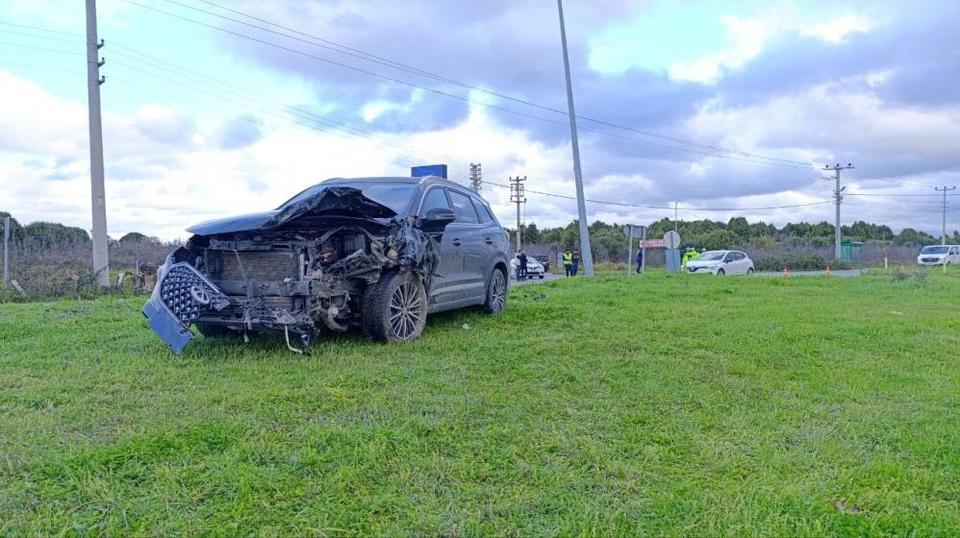 Ciple çarpışan otomobil hurdaya döndü: 1'i ağır 2 yaralı