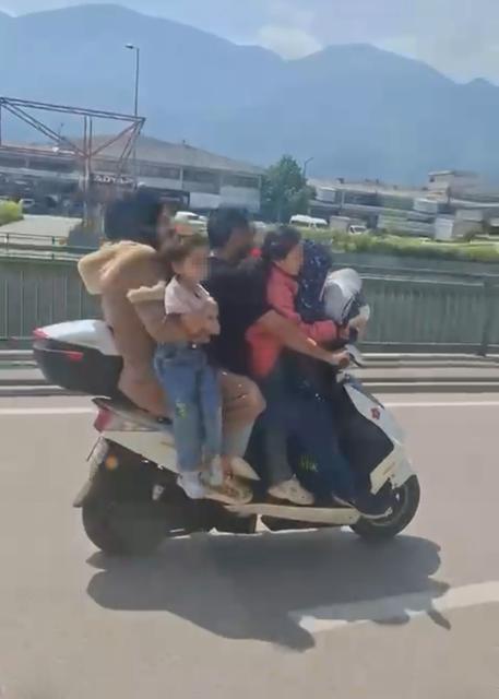 Motosiklete 5 kişi binen aile yürekleri ağza getirdi